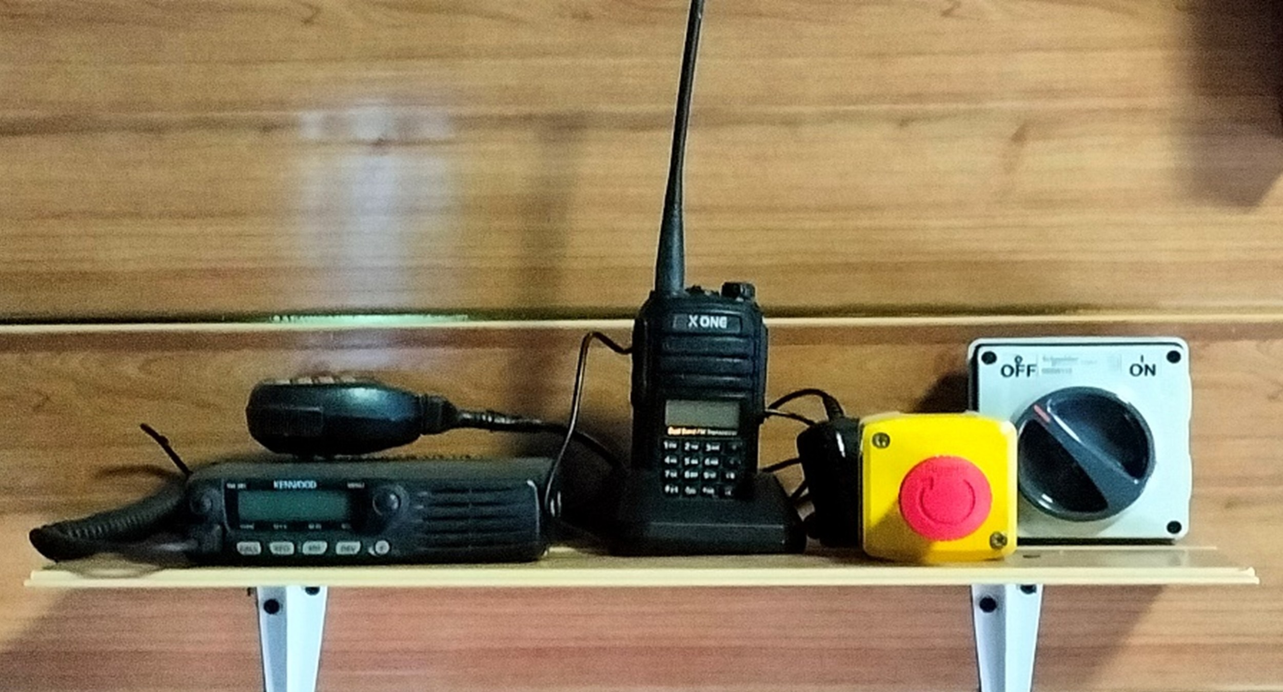 Radio, Tombol Emergency, Saklar Pemutus Daya